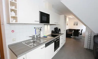 moderne Küchenzeile mit 4-Zonen-Ceranfeld, Backofen, Mikrowelle, Geschirrspüler, Kühlschrank mit Gefrierfach, Kaffeemaschine, Toaster, Wasserkocher sowie diverse Küchenutensilien