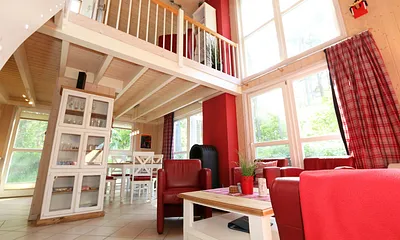 Wohnbereich mit Blick zur offenen Galerie