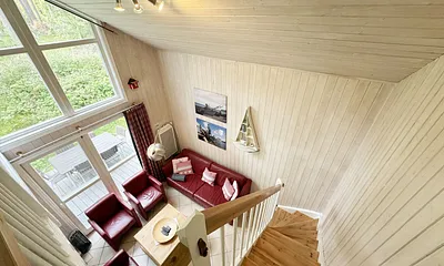 Blick in den Wohnbereich von der Galerie