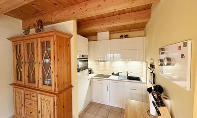 Küchenecke mit Ceran-Kochfeld mit Backofen, Geschirrspüler, Kühlschrank mit Eisfach, Kaffeemaschine, Senseo Padmaschine, Wasserkocher, Toaster und weiteren praktischen Helfern