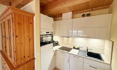 Küchenecke mit Ceran-Kochfeld, Geschirrspüler, Kühlschrank mit Eisfach, Kaffeemaschine, Senseo Padmaschine, Mikrowelle mit Grillfunktion, Wasserkocher, Toaster und weiteren praktischen Helfern