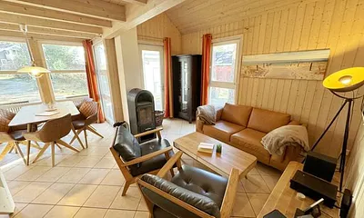 Wohnbereich mit gemütlicher Couch, zwei Sessel, Leselampe, Smart-TV, Blu-Ray-Player, Mini-Stereo-Anlage mit DAB-Radio