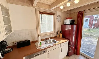 Küchenzeile mit Kühl-Gefrierkombination, Backofen, Ceran-Kochfeld, Dunstabzugshaube, Mikrowelle, Spülmaschine, Wasserkocher, Toaster, Mixer, Kaffeemaschine & Senseo Padmaschine 