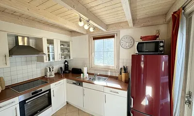 Küchenzeile mit Kühl-Gefrierkombination, Backofen, Ceran-Kochfeld, Dunstabzugshaube, Mikrowelle, Spülmaschine, Wasserkocher, Toaster, Mixer, Kaffeemaschine & Senseo Padmaschine 