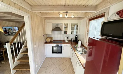 Küchenzeile mit Kühl-Gefrierkombination, Backofen, Ceran-Kochfeld, Dunstabzugshaube, Mikrowelle, Spülmaschine, Wasserkocher, Toaster, Mixer, Kaffeemaschine & Senseo Padmaschine 