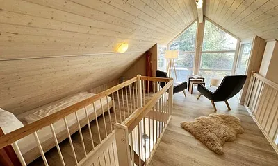 über eine Treppe gelangen Sie vom Wohnbereich in die 1. Etage