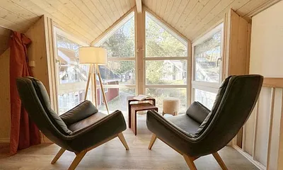 lichtdurchflutete Galerie mit bodentiefer Fensterfront, gemütliche Sitzgruppe (mit Blick in den Kiefernwald) und ein franzöisches Bett (1,40 m x 2,00 m unter einer Dachschräge)