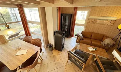 Wohnbereich mit gemütlicher Couch, zwei Sessel, Leselampe, Smart-TV, Blu-Ray-Player, Mini-Stereo-Anlage mit DAB-Radio