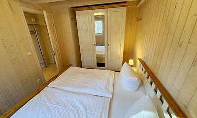Schlafzimmer mit Doppelbett (1,80 m x 1,90 m), verstellbare Lattenroste, Nachttischablage und geräumigem Kleiderschrank
