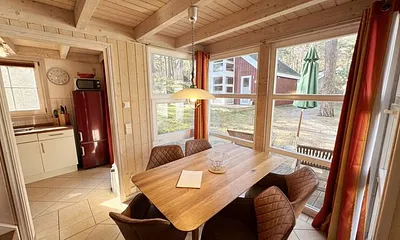 großer Esstisch mit Stühlen