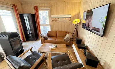 Wohnbereich mit gemütlicher Couch, zwei Sessel, Leselampe, Smart-TV, Blu-Ray-Player, Mini-Stereo-Anlage mit DAB-Radio