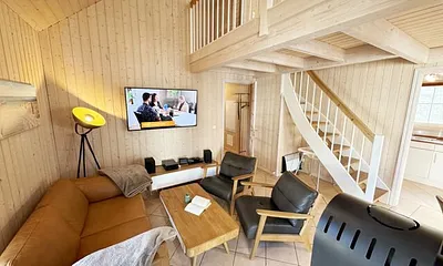 Wohnbereich mit gemütlicher Couch, zwei Sessel, Leselampe, Smart-TV, Blu-Ray-Player, Mini-Stereo-Anlage mit DAB-Radio