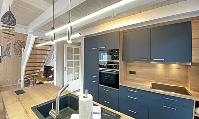 komplette Küchenzeile mit Geschirrspüler, Mikrowelle, Backofen, Kühlschrank mit Eisfach, Cerankochfeld, Raclette und diversen Küchenutensilien