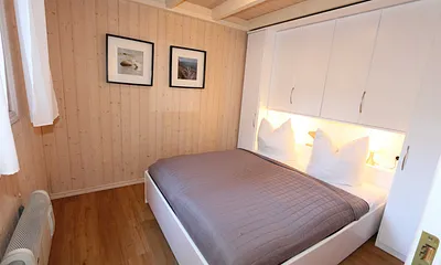 Schlafzimmer mit Doppelbett (1,60 m x 2,00 m), Nachttischablagen und Kleiderschrank