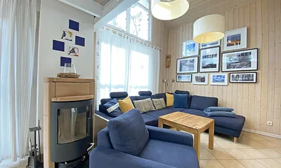 Wohnzimmer mit Sofaecke, Leselampe, Kamin, Smart-TV mit Blu-Ray-Player, Mini-Stereo-Anlage, Gesellschaftsspiele und DVD´s