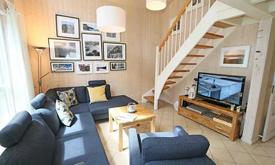 Wohnzimmer mit Sofaecke, Leselampe, Kamin, Smart-TV mit Blu-Ray-Player, Mini-Stereo-Anlage, Gesellschaftsspiele und DVD´s