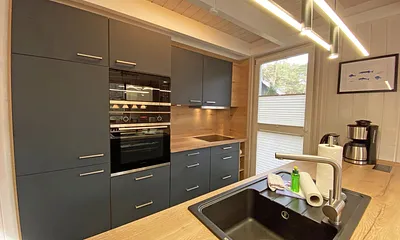 komplette Küchenzeile mit Geschirrspüler, Mikrowelle, Backofen, Kühlschrank mit Eisfach, Cerankochfeld, Raclette und diversen Küchenutensilien