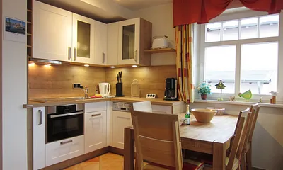 Küchenzeile mit Essecke mit Seesicht 