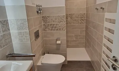 Bad mit Dusche, WC und Badmöbeln neu saniert 2023