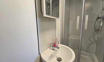 Bad mit Dusche und WC