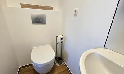 Bad mit Dusche und WC