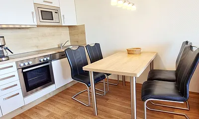 Küchenzeile und Essbereich