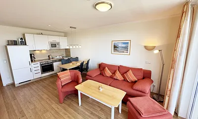 gemütliches Wohnzimmer mit Couch und Sessel