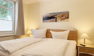 1. Schlafzimmer mit Doppelbett und Nachttischablagen