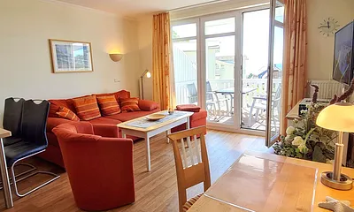 Wohnzimmer mit Couch und TV