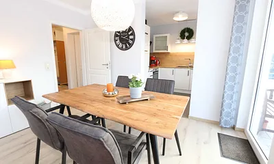 Esstisch mit Stühlen