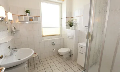 Badezimmer mit Dusche