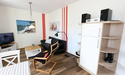 Wohnbereich mit Couch und Sessel