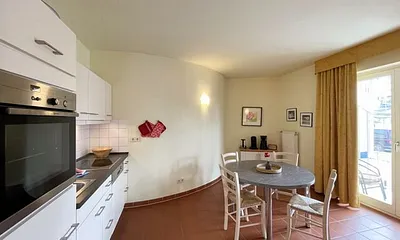 Esstisch mit Stühlen