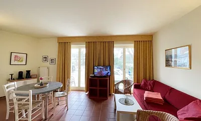 Wohnbereich mit komfortabler Schlafcouch (1,60m x 2,00m), Leselampe und LED Fernseher