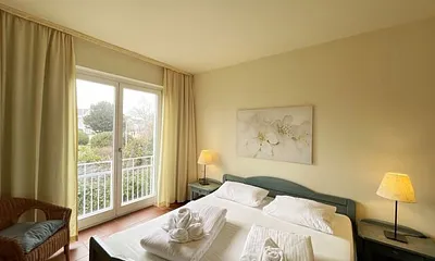 Schlafzimmer mit Doppelbett mit 7-Zonen Matratzen (2 x 0,90 m x 2,00 m), Kleiderschrank und Kommode mit Spiegel 