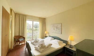 Schlafzimmer mit Doppelbett mit 7-Zonen Matratzen (2 x 0,90 m x 2,00 m), Kleiderschrank und Kommode mit Spiegel 