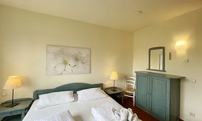 Schlafzimmer mit Doppelbett mit 7-Zonen Matratzen (2 x 0,90 m x 2,00 m), Kleiderschrank und Kommode mit Spiegel 