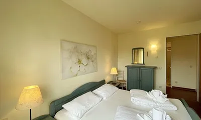 Schlafzimmer mit Doppelbett mit 7-Zonen Matratzen (2 x 0,90 m x 2,00 m), Kleiderschrank und Kommode mit Spiegel 