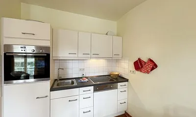 Küchenzeile mit Cerankochfeld, Spülmaschine, Backofen, Kaffeemaschine, Wasserkocher, Toaster, Kühlschrank und allen wichtigen Küchenutensilien 