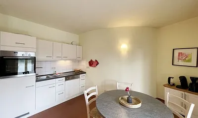 Küchenzeile mit Cerankochfeld, Spülmaschine, Backofen, Kaffeemaschine, Wasserkocher, Toaster, Kühlschrank und allen wichtigen Küchenutensilien 