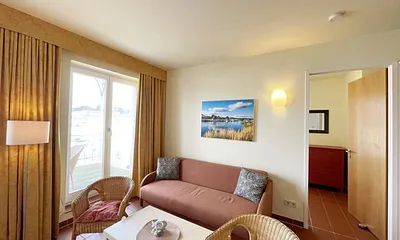 Wohnbereich mit komfortabler Schlafcouch (1,60m x 1,95m), Leselampe und LED Fernseher