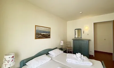 Schlafzimmer mit Doppelbett mit 7-Zonen Matratzen (2 x 0,90 m x 2,00 m), Kleiderschrank und Kommode mit Spiegel