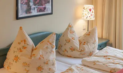 Schlafzimmer mit Doppelbett mit 7-Zonen Matratzen (2 x 0,90 m x 2,00 m), Kleiderschrank und Kommode mit Spiegel