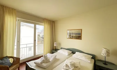 Schlafzimmer mit Doppelbett mit 7-Zonen Matratzen (2 x 0,90 m x 2,00 m), Kleiderschrank und Kommode mit Spiegel