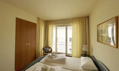 Schlafzimmer mit Doppelbett mit 7-Zonen Matratzen (2 x 0,90 m x 2,00 m), Kleiderschrank und Kommode mit Spiegel