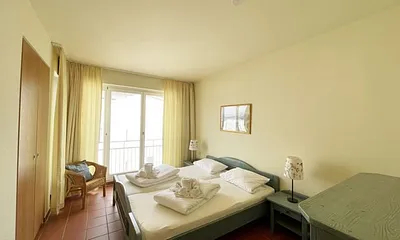 Schlafzimmer mit Doppelbett mit 7-Zonen Matratzen (2 x 0,90 m x 2,00 m), Kleiderschrank und Kommode mit Spiegel