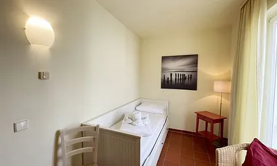 Schlafzimmer mit Kojenbett (2 x 0,80 x 2,00 m), Kleiderschrank und Kommode mit Spiegel