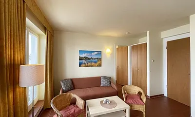 Wohnbereich mit komfortabler Schlafcouch (1,60m x 1,95m), Leselampe und LED Fernseher