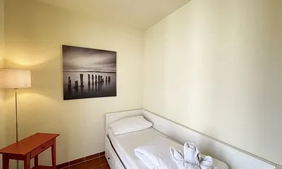 Schlafzimmer mit Kojenbett (2 x 0,80 x 2,00 m), Kleiderschrank und Kommode mit Spiegel