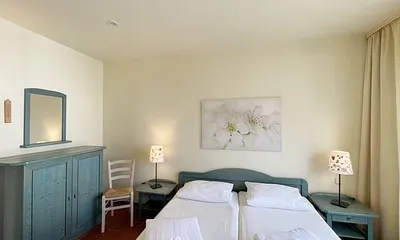 Schlafzimmer mit Doppelbett, 7-Zonen Matratzen (2 x 0,90 m x 2,00 m), Kleiderschrank und Kommode mit Spiegel